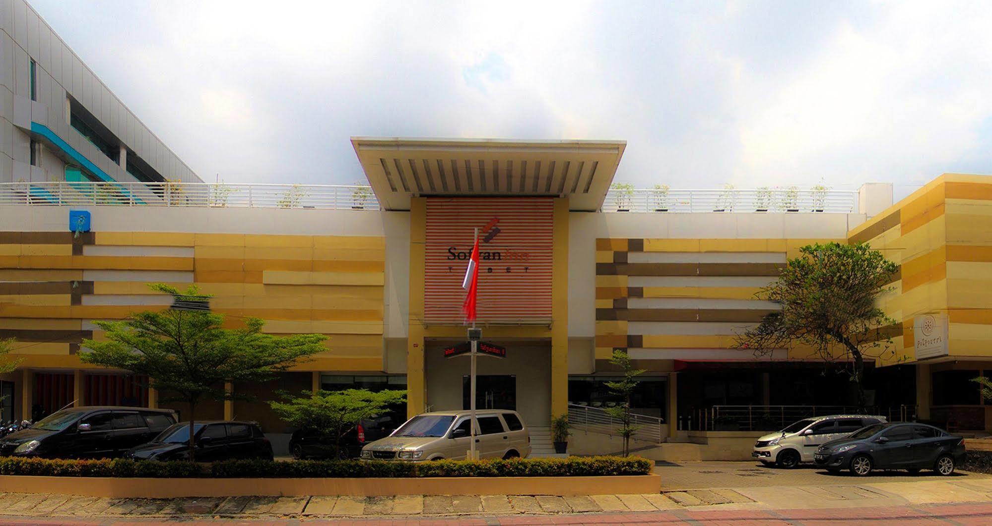 โรงแรมโซเฟียน สุโปโม จาการ์ตา ภายนอก รูปภาพ